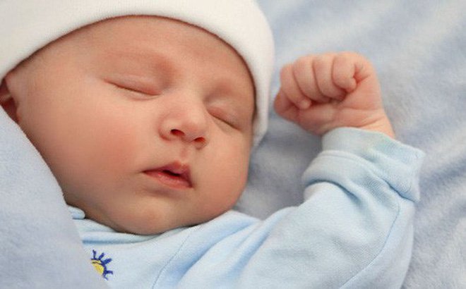 Trẻ sơ sinh ngủ không sâu giấc kèm giật mình dấu hiệu bệnh gì?