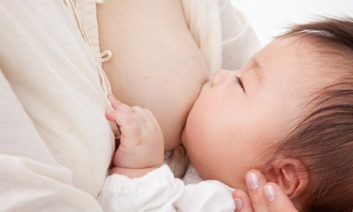 Một số bà mẹ có thể đau núm vú trong quá trình nuôi con bằng sữa mẹ