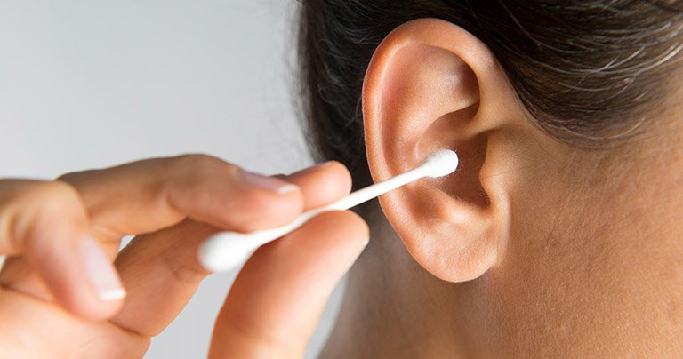 Người bệnh bị ù lỗ tai nên vệ sinh tai đều đặn