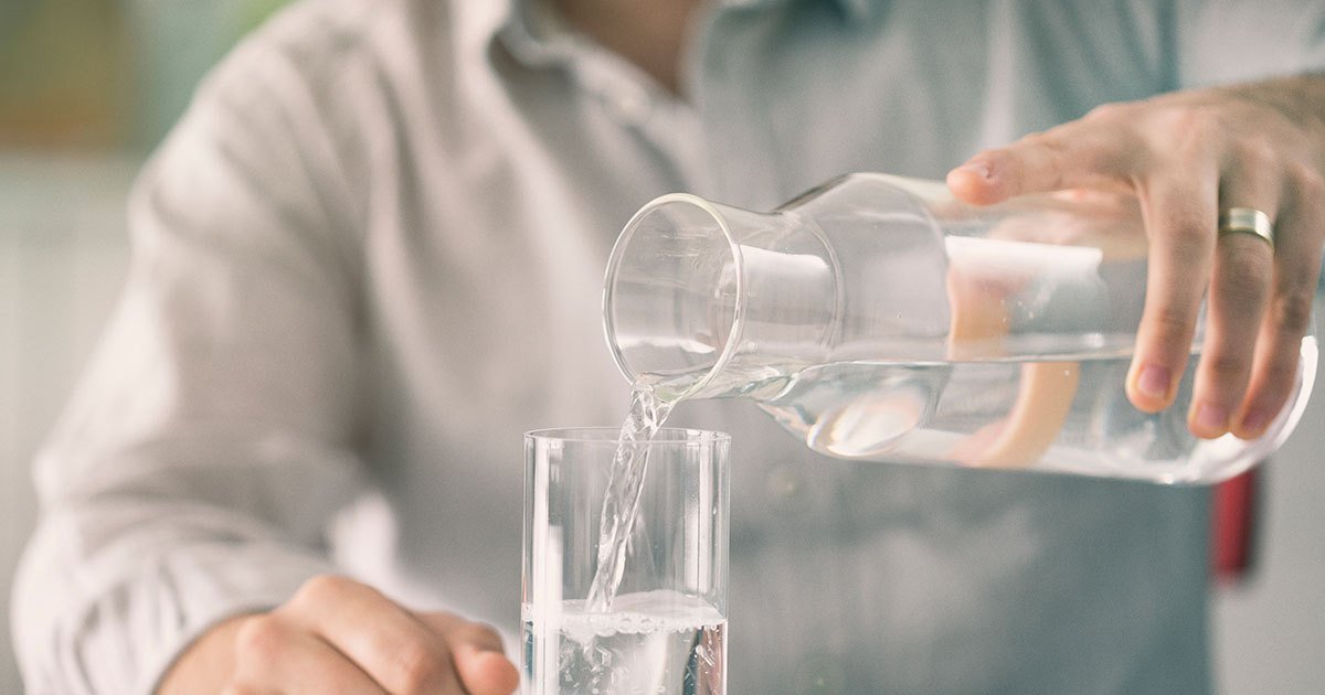 Uống quá nhiều nước có thể khiến cân nặng thay đổi thất thường