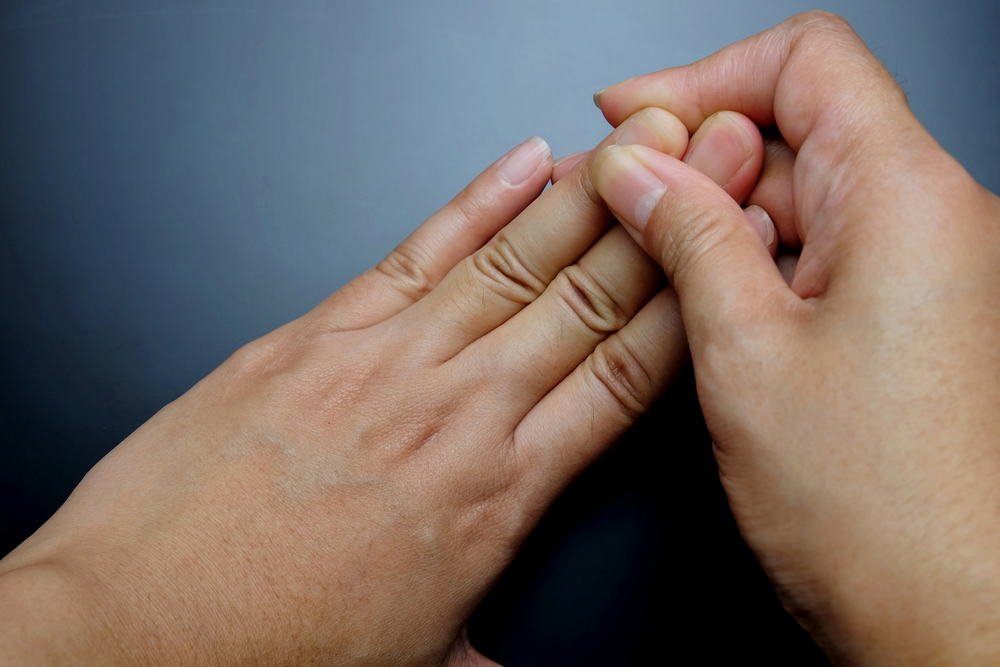 Bài tập duỗi bàn tay có thể khắc phục nguyên nhân bệnh co rút chân tay