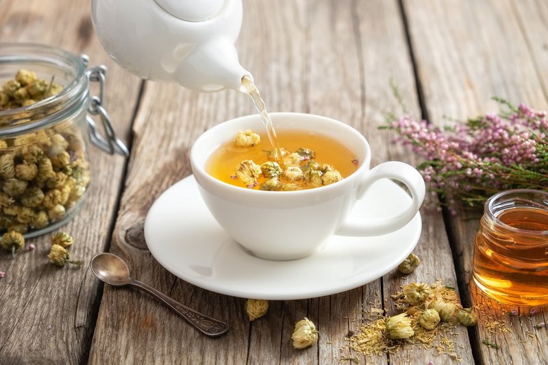 Uống trà thảo mộc là một trong các cách trị ho ngứa cổ họng