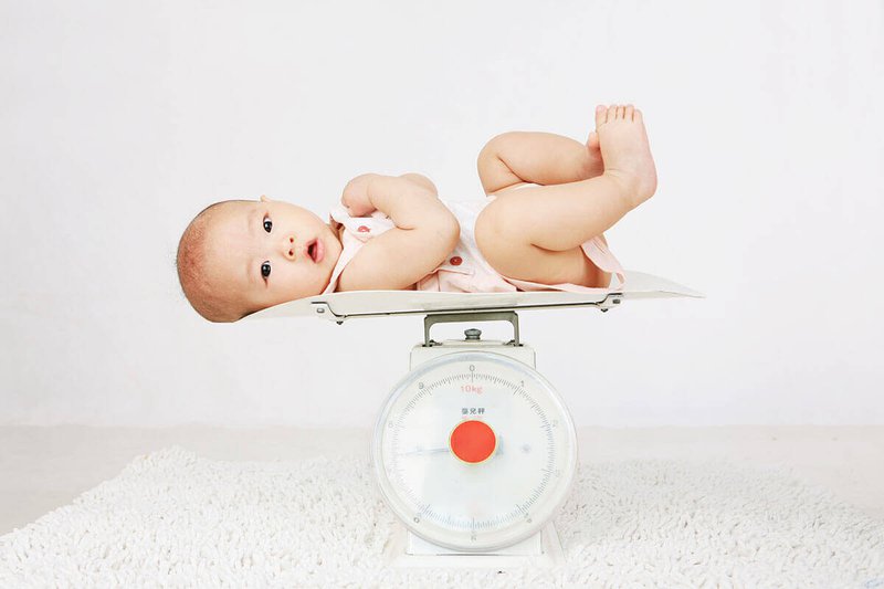Trẻ 4 tháng tuổi nặng 4,9kg có suy dinh dưỡng không?