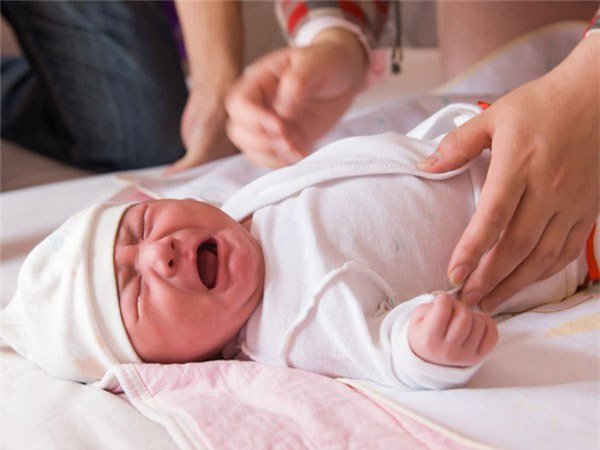 Trẻ 1 tuần tuổi bú sữa mẹ đi ngoài nhiều lần trong ngày có sao không?