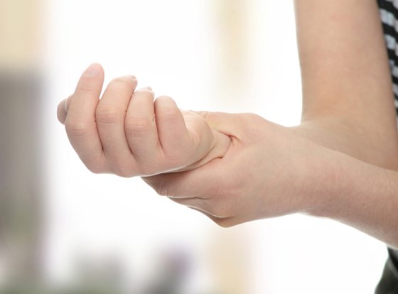 Cứng khớp cổ tay khi mắc viêm đa khớp dạng thấp điều trị thế nào?