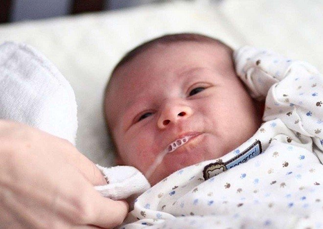 Trẻ 2 tháng tuổi thỉnh thoảng trớ sữa có sao không?