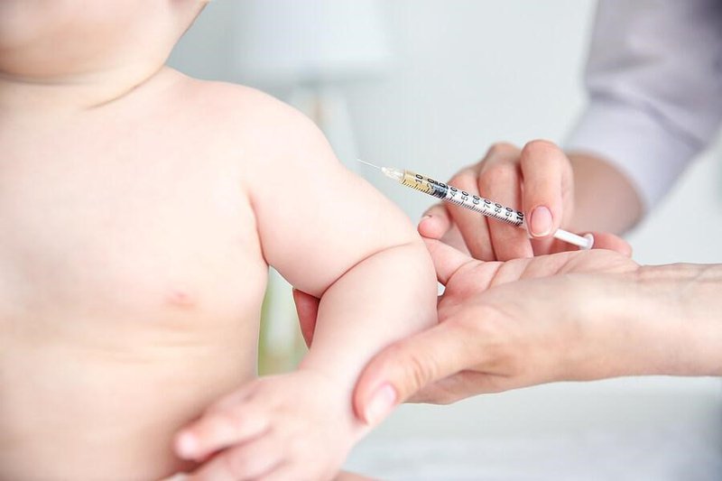 Trẻ khỏi Covid 20 ngày có thể tiêm vắc-xin sởi và DPT không?