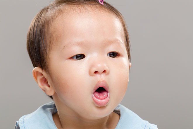 Trẻ có triệu chứng co thắt thanh quản có sao không?