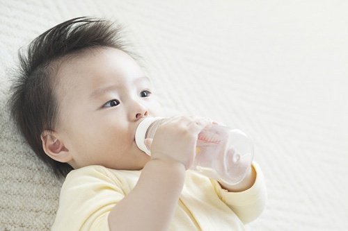 trẻ sơ sinh uống nước lọc