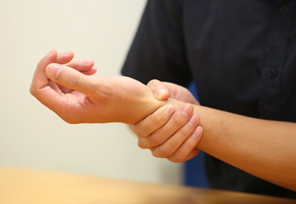 Đau khớp cổ tay khi tập vật lý trị liệu sau tháo bột