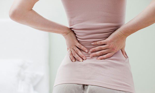 Phụ nữ đau thắt lưng kéo dài 3 tháng