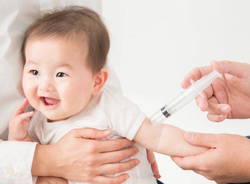Trẻ tiêm vắc xin 5 in 1 hai mũi gần nhau