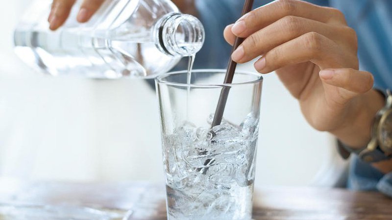 Điều gì xảy ra khi uống nước đá lạnh thường xuyên? | Vinmec