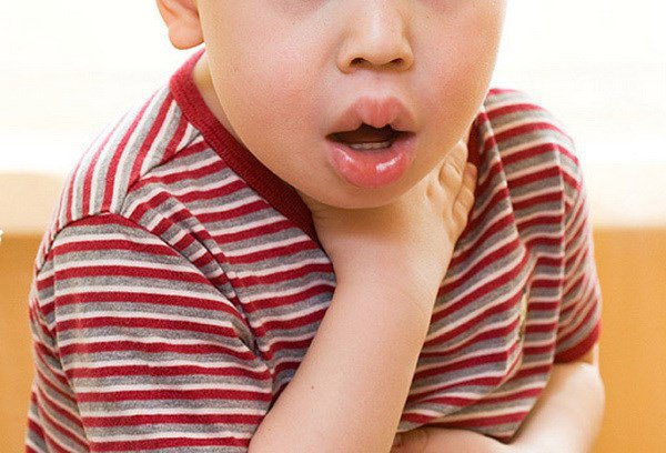 Trẻ khô mũi kèm thở khó có sao không?