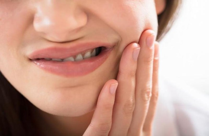 Đau răng kéo dài kèm xuất hiện hạt nhỏ li ti ở hàm cốc