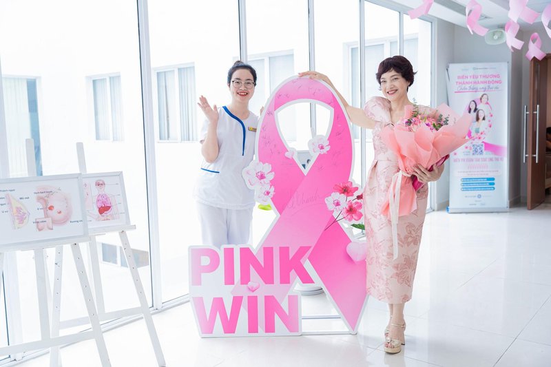 Đúng với lời kêu gọi “hành động ngay” của mình, NSND Lê Khanh đã  tham gia tầm soát ung thư vú ngay tại sự kiện, trở thành tấm gương cho những người bà, người mẹ khác chủ động bảo vệ, chăm sóc sức khỏe vú.