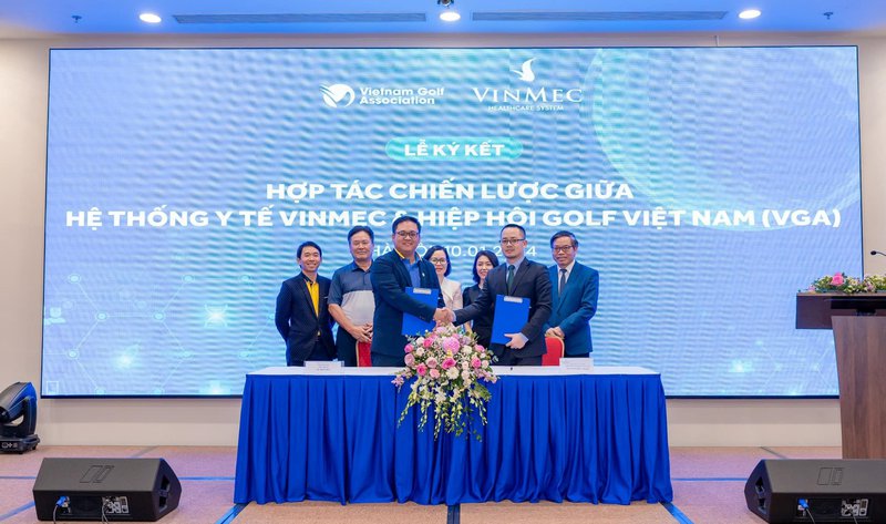 (Đại diện Hệ thống Y tế Vinmec và Hiệp hội Golf Việt Nam VGA thực hiện ký kết hợp tác chiến lược)