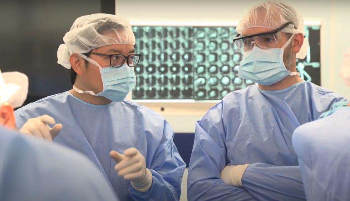 Các chuyên gia từ Cleveland Clinic trực tiếp quan sát trực tiếp ca phẫu thuật u xương tại Vinmec