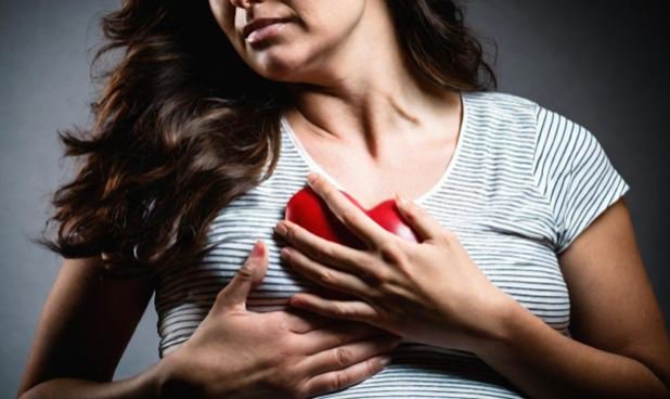Triệu chứng của bệnh hội chứng trái tim tan vỡ khá tương đồng với cơn đau tim