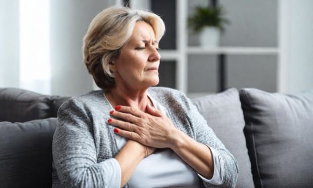 Đau ngực là triệu chứng phổ biến nhất của bệnh viêm màng ngoài tim