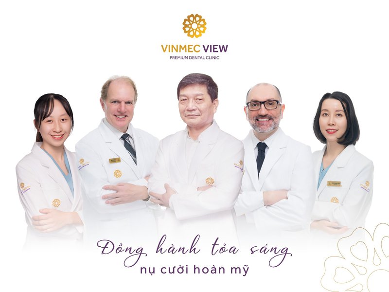 Bác sĩ Vũ Đình Minh - Phó giám đốc Bệnh viện Răng Hàm Mặt Trung ương Hà Nội và đội ngũ Bác sĩ của Vinmec View Premium
