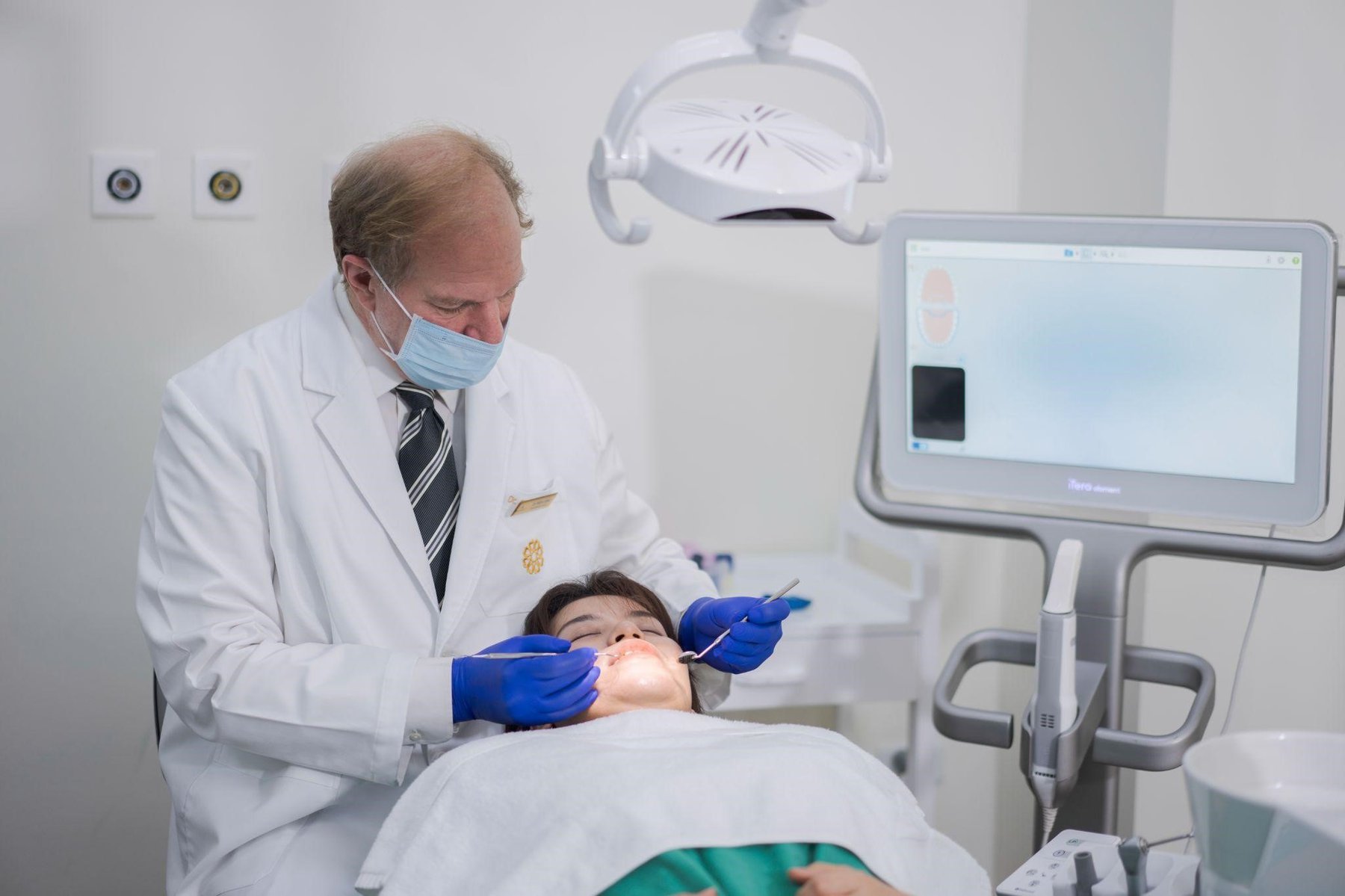 Bác sĩ Fred thăm khám bệnh nhân tại Vinmec View Premium Dental Clinic