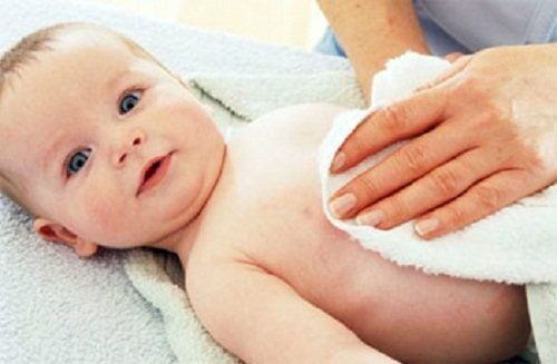 How to use warm compresses to reduce fever in children