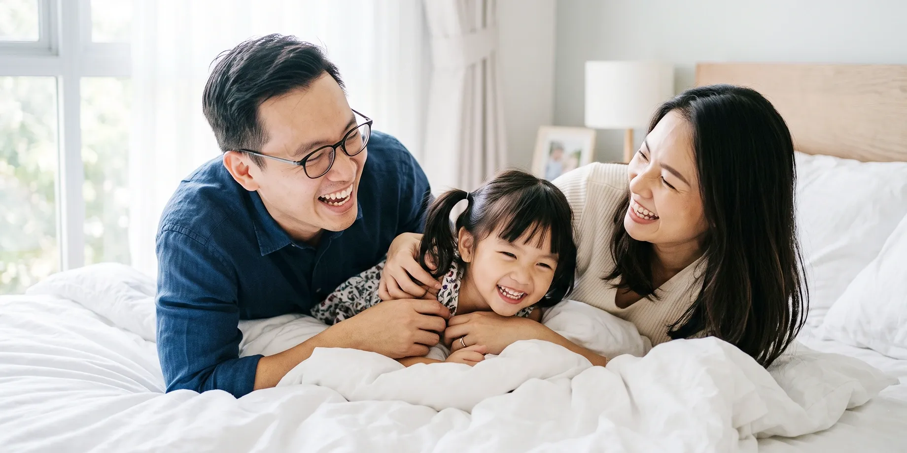 Gia đình vui vẻ nằm cạnh nhau
