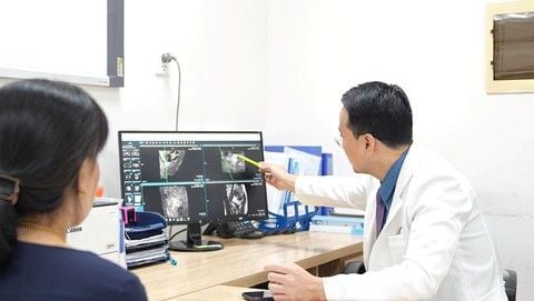 Vinmec Central Park loại bỏ thành công khối u buồng trứng ác tính có biến chứng lỗ dò đại tràng