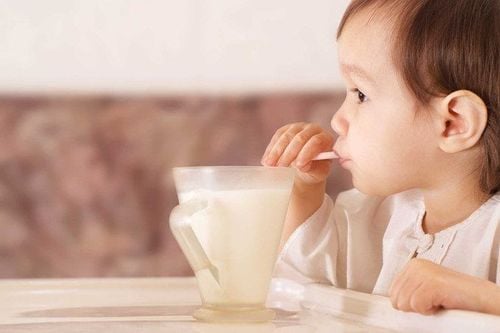 How many milliliters of milk do children aged 1-3 years need per day?