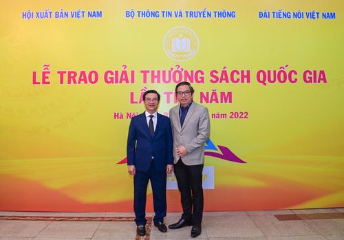 Associate Professor, Dr. Pham Duc Huan and Professor, Doctor Tran Trung Dung - editors of 2 textbooks on surgery won the 5th National Book Award