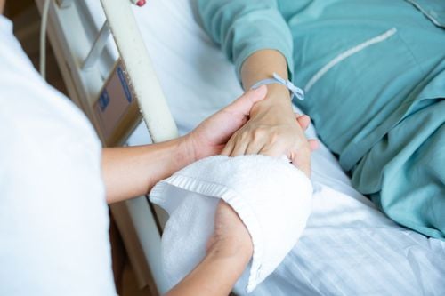 Chồng chia đôi lá gan cứu vợ: Khi tình yêu và y học hòa nhịp để viết nên điều kỳ diệu 