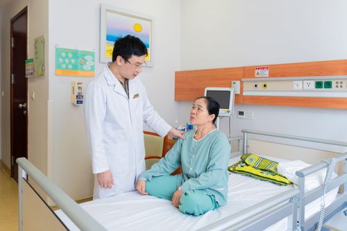 Tìm lại nụ cười cho những phụ nữ bị co giật nửa mặt