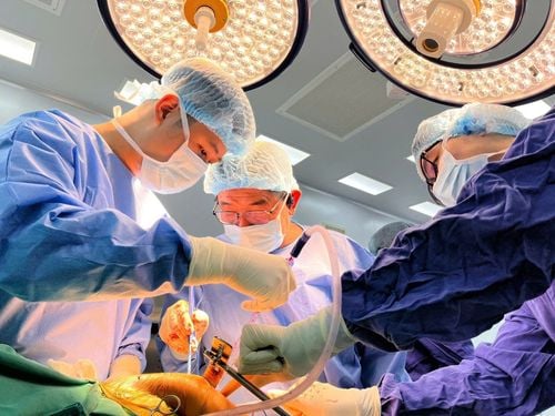 Phẫu thuật “hai trong một” giúp bệnh nhân thoái hóa khớp gối phục hồi