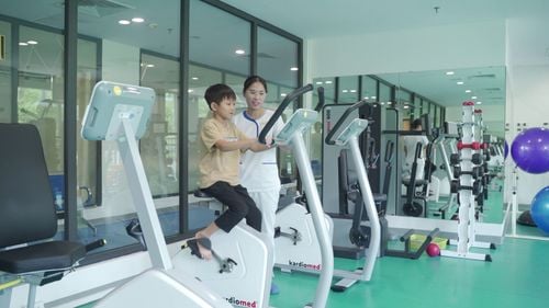 Cuộc sống mới của chàng sinh viên tí hon mắc suy tuyến yên