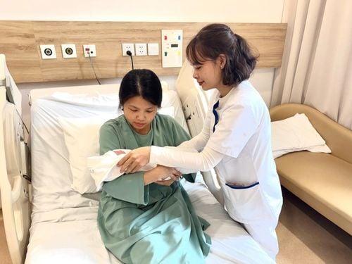 Cứu sống mẹ con thai phụ trong ca cấp cứu sa dây rốn