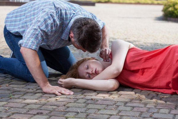 Lưu ý nhất định phải nhớ khi sơ cứu tại chỗ người bị đột quỵ | Vinmec