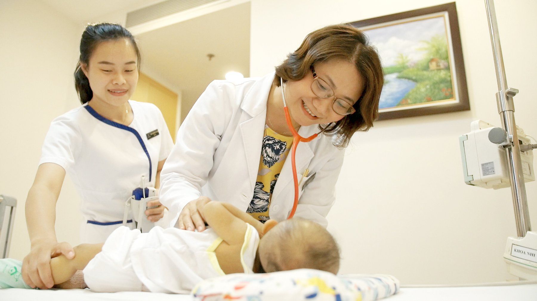 Những điều mẹ nhất định phải biết khi trẻ bị ho và nôn trớ | Vinmec