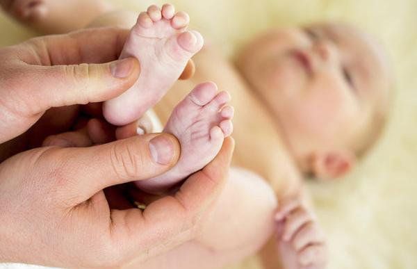 Xét nghiệm sàng lọc sơ sinh nên thực hiện ngay sau khi sinh  | Vinmec
