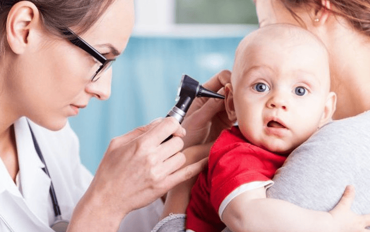 Hướng dẫn chăm sóc trẻ bị viêm tai giữa | Vinmec