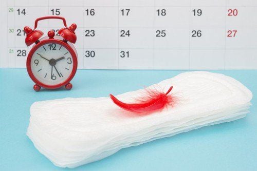 Ngoài chu kỳ kinh nguyệt bao nhiêu ngày, chị em phụ nữ cũng cần biết lượng máu mất trong chu kỳ kinh nguyệt bao nhiêu. Trung bình, chị em chỉ mất 2 thìa máu trong cả chu kỳ của mình. 