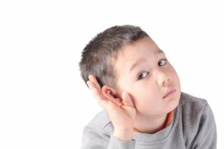 Trẻ tự kỷ có khiếm thính cần được trị liệu kết hợp giữa nhà trị liệu – gia đình – chuyên gia thính học