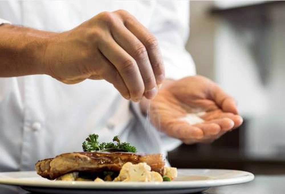 Ăn mặn có hại thế nào? Thay đổi thói quen ăn mặn ngay hôm nay | Vinmec