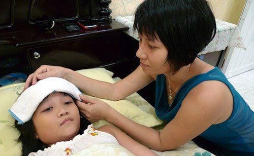 Trẻ bị sốt cần được chăm sóc cẩn thận.