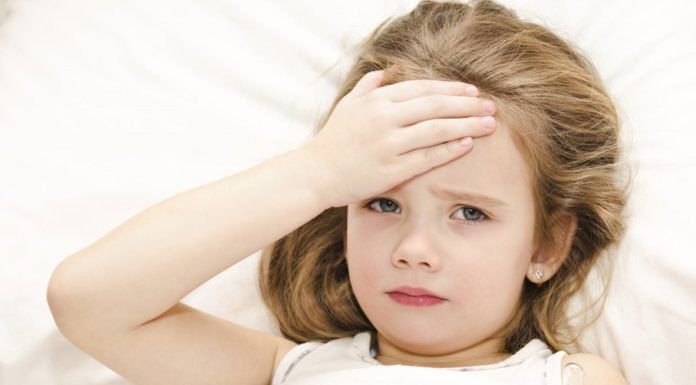 Why use a warm towel when a child has a fever? - Vinmec