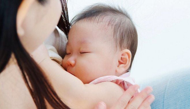 Lượng ăn của trẻ sơ sinh bao nhiêu là phù hợp? | Vinmec