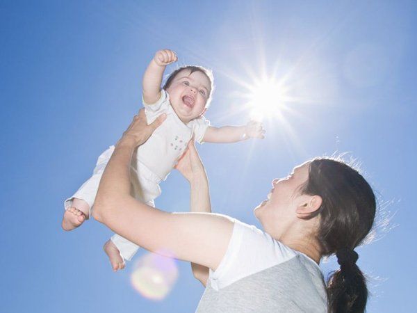Tắm nắng buổi chiều lúc nào thì tốt? | Vinmec