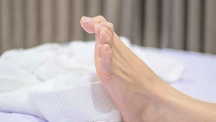 Chuột rút khi ngủ: Tại sao và cần làm gì khi mắc phải? | Vinmec