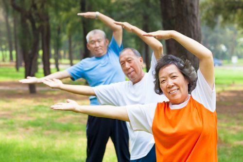Phục hồi chức năng tim bao gồm tập thể dục, tư vấn dinh dưỡng và giảm stress
