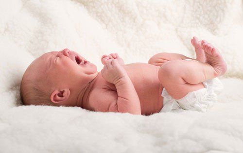 
Khi bị rối loạn chuyển hóa, trẻ thường có các biểu hiện bỏ bú, bụng chướng, nước tiểu và mồ hôi có mùi hôi bất thường
